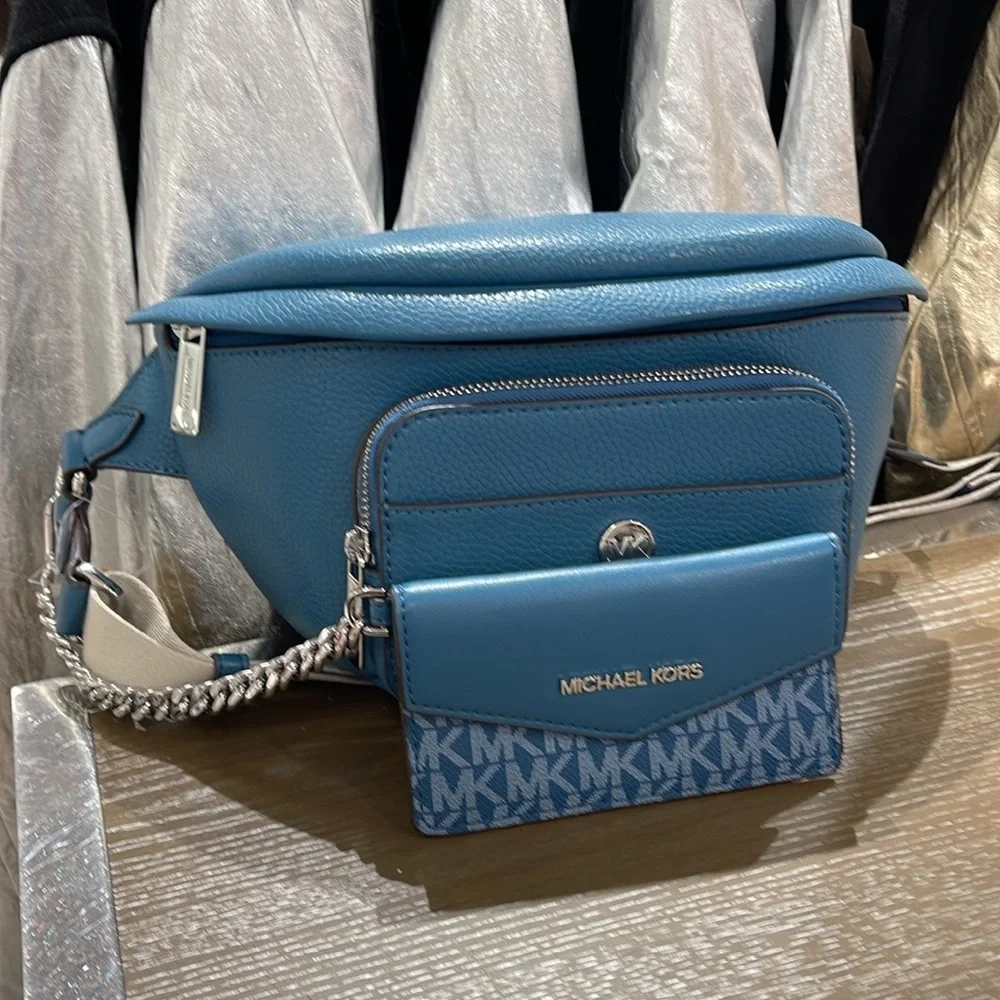 MICHAEL KORS
Maisie Large Pebbled Leather 2-in-1 Sling Pack
Teal
NWT - Picture 6 of 16